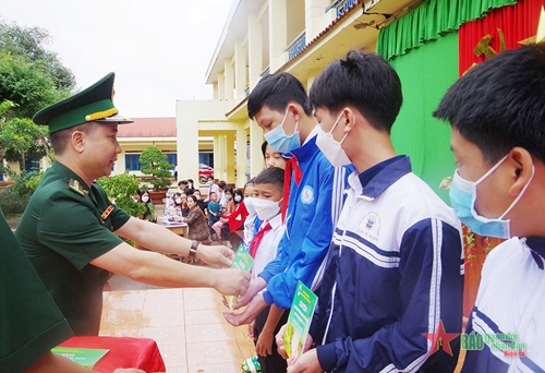 Bộ đội Biên phòng tỉnh Đắk Nông: “Nâng bước em tới trường” nhân dịp khai giảng năm học mới